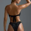 Oh Polly Badmode: HOTFIX Edition versierde bandeau-bikinitop met sjaal in zwart