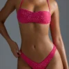 Oh Polly Badmode: HOTFIX Edition versierde V-vormige cheeky bikinibroekje met hoge beenuitsnijding in Raspberry Sorbet