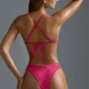 Oh Polly Badmode: HOTFIX Edition versierde V-vormige cheeky bikinibroekje met hoge beenuitsnijding in Raspberry Sorbet