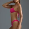 Oh Polly Badmode: HOTFIX Edition versierde V-vormige cheeky bikinibroekje met hoge beenuitsnijding in Raspberry Sorbet