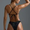 Oh Polly Badmode: HOTFIX Edition versierde V-vormige cheeky bikinibroekje met hoge beenuitsnijding in zwart
