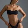 Oh Polly Badmode: HOTFIX Edition versierde V-vormige cheeky bikinibroekje met hoge beenuitsnijding in zwart