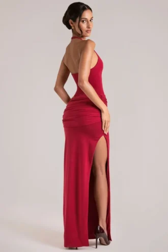 Oona Maxijurk met diepe halslijn en halternek in kersenrood