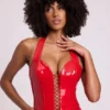 Ophelia vinyl halternek korset crop top met vetersluiting in vuurrood
