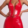 Ophelia vinyl halternek korset crop top met vetersluiting in vuurrood