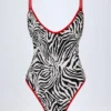 Ostend badpak met kruisrug en bedeltjes in zebraprint