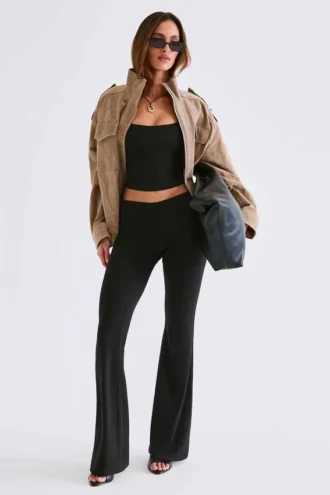 Patsy Modal Mid-Rise Flared Broek in Zwart