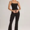 Patsy Modal Mid-Rise Flared Broek in Zwart