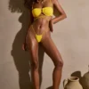 Positano bikinitop met beugels en meerdere bandjes in goudgeel