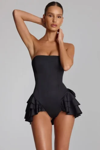 Priaska Playsuit met ruches en vetersluiting in zwart