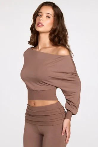 Quinn Modal off-shoulder top met lange mouwen in mokka