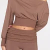 Quinn Modal off-shoulder top met lange mouwen in mokka