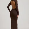 Regine Modal gerimpelde rugloze maxi-jurk in chocoladebruin