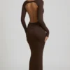 Regine Modal gerimpelde rugloze maxi-jurk in chocoladebruin