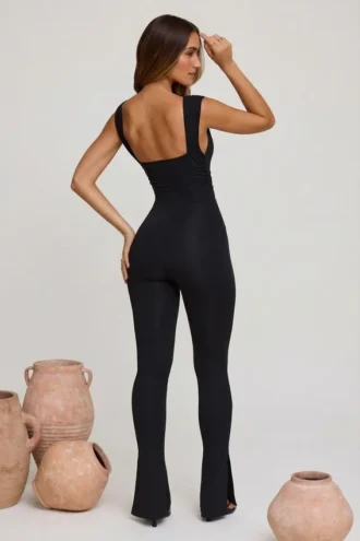 Romana jumpsuit met diepe halslijn en gerimpelde taille in zwart