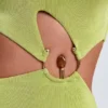 Rosalia Maxijurk met hardware-details en één schouder in olijfgroen