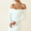 Rosanna off-shoulder minijurk met ruches in vanille Rosanna off-shoulder minijurk met ruches in vanille