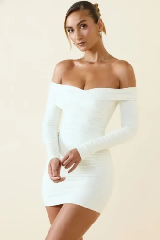 Rosanna off-shoulder minijurk met ruches in vanille