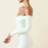 Rosanna off-shoulder minijurk met ruches in vanille Rosanna off-shoulder minijurk met ruches in vanille
