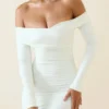 Rosanna off-shoulder minijurk met ruches in vanille Rosanna off-shoulder minijurk met ruches in vanille