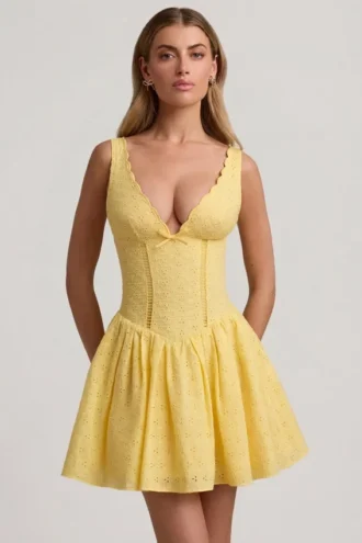 Sabina A-lijn minijurk met strikdetail in broderie anglaise in pastelgeel