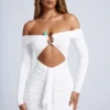 Saffron minijurk met hardware-details, off-shoulder en uitsnijdingen in wit