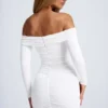 Saffron minijurk met hardware-details, off-shoulder en uitsnijdingen in wit