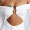 Saffron minijurk met hardware-details, off-shoulder en uitsnijdingen in wit