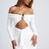 Saffron minijurk met hardware-details, off-shoulder en uitsnijdingen in wit