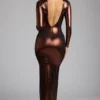 Safiya avondjurk met lange mouwen van metallic jersey in koperbrons