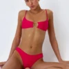 Sanibel bikinitop met kettingversiering en uitsnijdingen in frambozenroze
