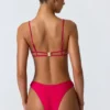 Sanibel bikinitop met kettingversiering en uitsnijdingen in frambozenroze