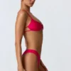 Sanibel bikinitop met kettingversiering en uitsnijdingen in frambozenroze