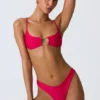 Sanibel bikinitop met kettingversiering en uitsnijdingen in frambozenroze