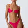 Sanibel bikinitop met kettingversiering en uitsnijdingen in frambozenroze