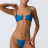 Sanibel bikinitop met kettingversiering en uitsnijdingen in Ocean Blue