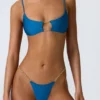 Sanibel bikinitop met kettingversiering en uitsnijdingen in Ocean Blue