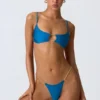 Sanibel bikinitop met kettingversiering en uitsnijdingen in Ocean Blue