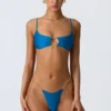 Sanibel bikinitop met kettingversiering en uitsnijdingen in Ocean Blue