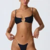 Sanibel-bikinitop met kettingversiering en uitsnijdingen in zwart