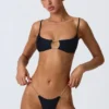 Sanibel-bikinitop met kettingversiering en uitsnijdingen in zwart