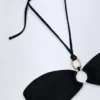 Savai bikinitop met halternek en ruches en metalen details in zwart
