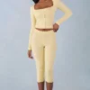 Selene gebreide capribroek met middelhoge taille in botergeel