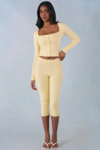 Selene gebreide capribroek met middelhoge taille in botergeel