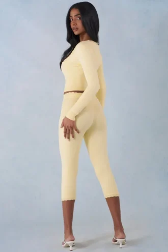 Selene gebreide capribroek met middelhoge taille in botergeel