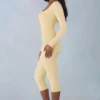 Selene gebreide capribroek met middelhoge taille in botergeel