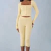 Selene gebreide capribroek met middelhoge taille in botergeel