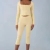 Selene gebreide capribroek met middelhoge taille in botergeel