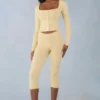 Selene gebreide capribroek met middelhoge taille in botergeel