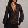 Serenya doorschijnende kanten Playsuit met diepe halslijn en losse pasvorm in zwart